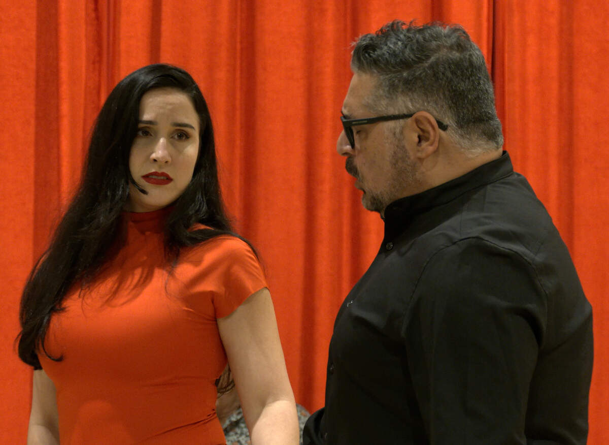 Para la representación de 'La viuda alegre' la soprano cubana Laura de Mare ensaya el papel de Valencienne, con el tenor venezolano Carlos Silva que desempeña el rol de Camille de Rosillon. 