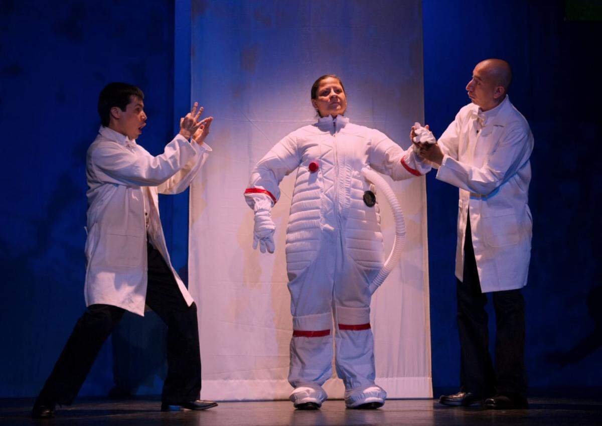 “Música para los ojos”, de Sergio Bátiz, es la obra que trae al Festival el grupo mexicano Teatro Seña y Verbo. La interpretan actores sordos y un director de orquesta que representa cuatro cuentos inspirados en piezas de Bach, Beethoven, Mendelsohn y Vivaldi.