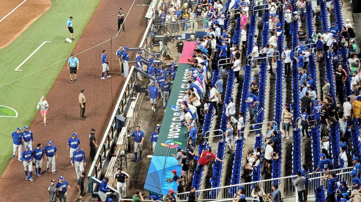 Aficionados israelitas aplauden a sus peloteros tras el triunfo sobre Nicaragua en el loanDepot park en Miami.