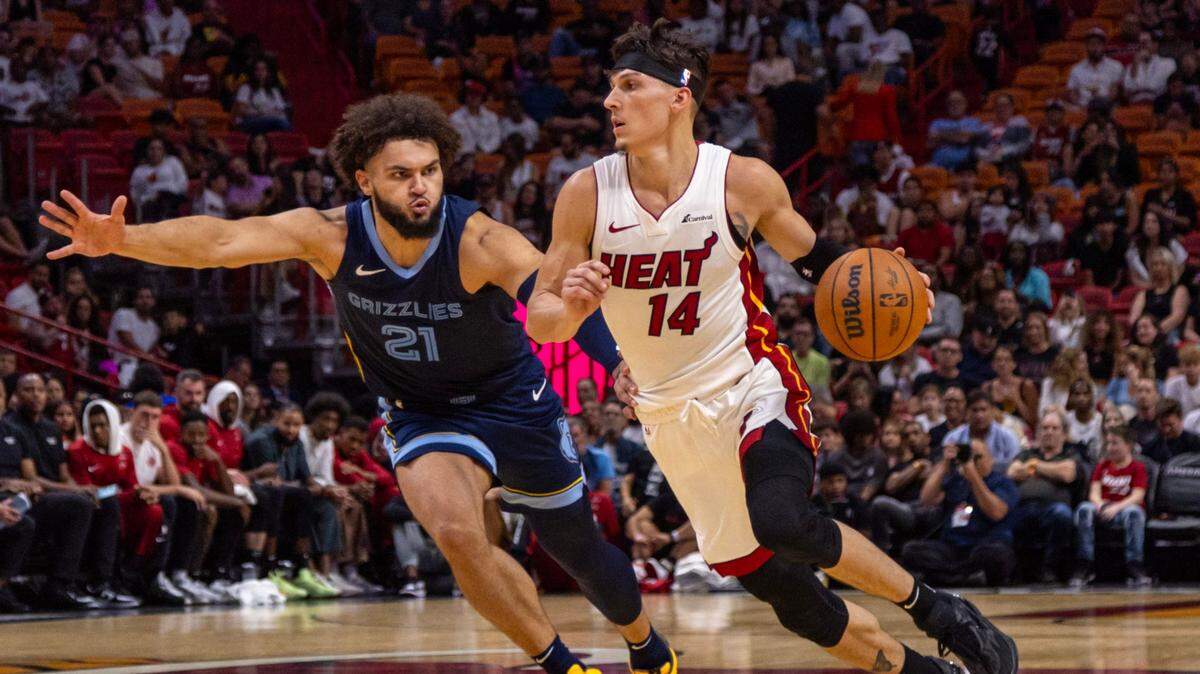 El escolta del Tyler Herro (der.) entra al aro ante la marca de David Roddy, de los Grizzlies de Memphis, en el partido de pretemporada celebrado el 15 de octubre de 2023 en Miami.