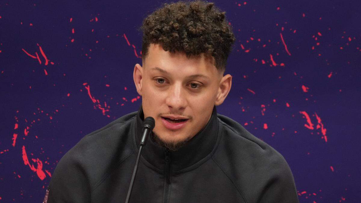 Patrick Mahomes, quarterback de los Chiefs de Kansas City, consideró este martes que es pronto para hablar de dinastía de su equipo, pero destacó que la receta para el éxito es tener continuidad y “no conformarse”.