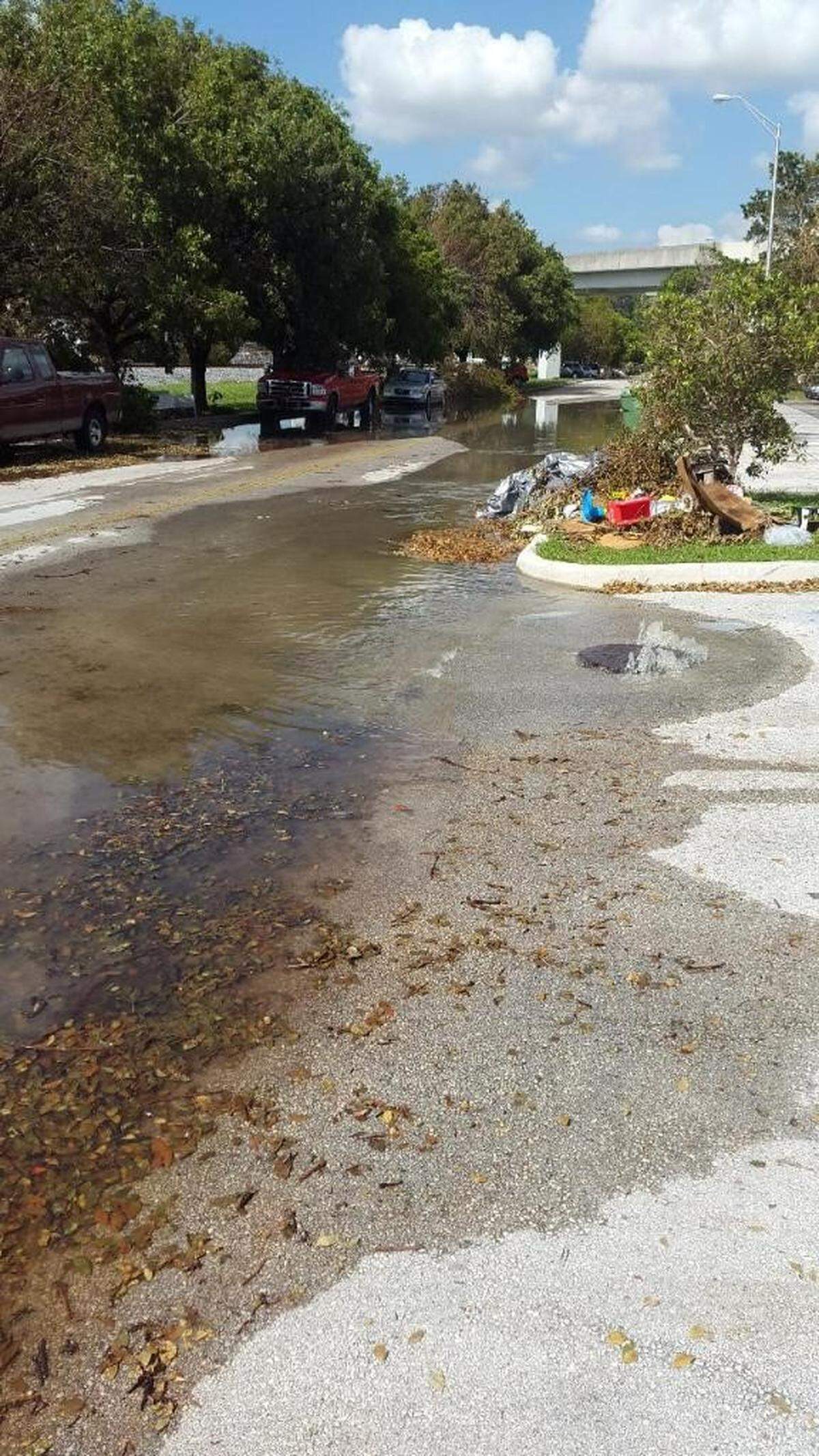 Las inundaciones por falta de manteniemiento en el sistema de agua y alcantarillado en la ciudad de Hialeah son parte del día a día
