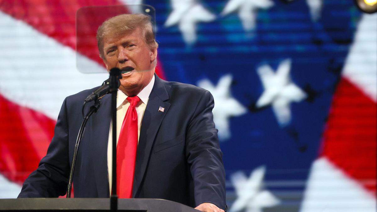 El presidente de Estados Unidos, Donald Trump, sacó este lunes pecho por promover los intereses de Estados Unidos en todo el mundo con medidas como las deportaciones masivas tras dos semanas desde su llegada a la presidencia del país.