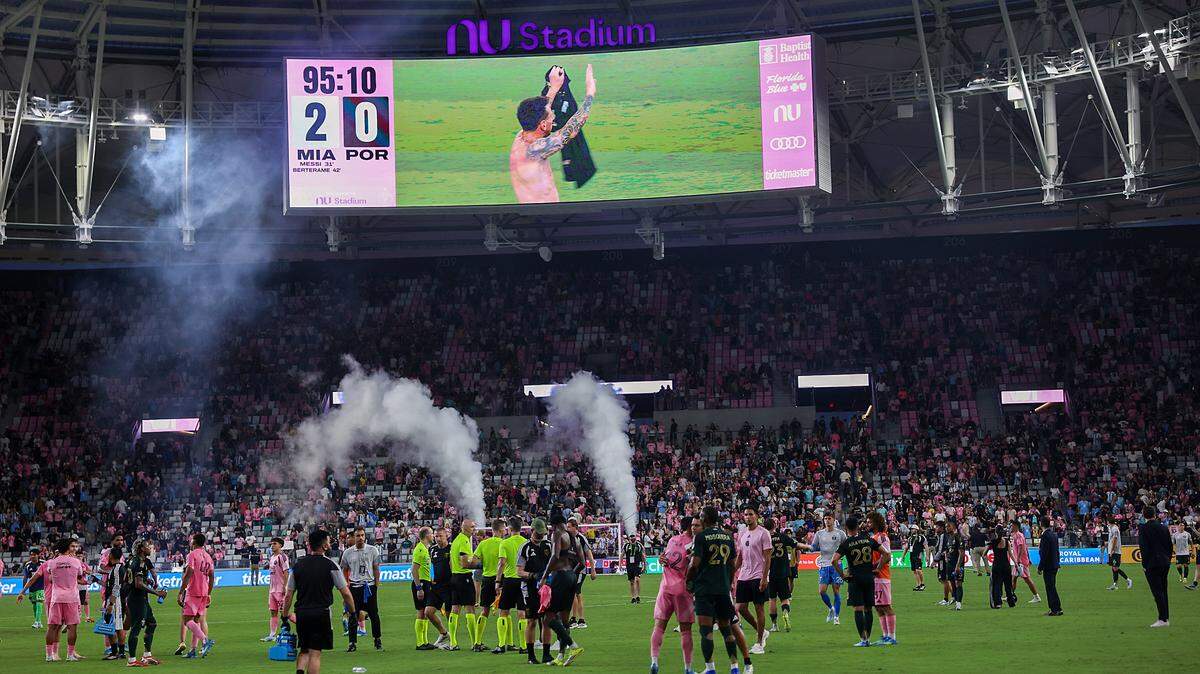 El astro del Inter Miami Lionel Messi saluda a los aficionados tras la victoria del equipo ante los Timbers de Portland, el domingo 17 de mayo de 2026 en el Nu Stadium, en Miami. 