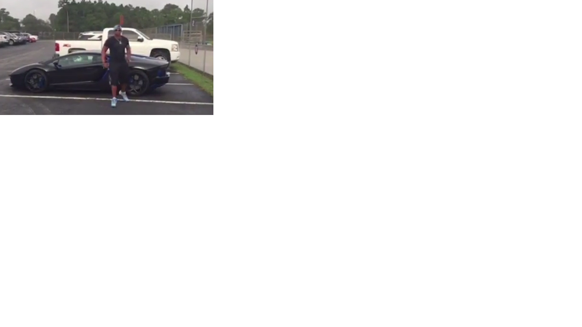 Yoenis Céspedes llega el miércoles 24 de febrero del 2016 al estadio de los Mets en  Port St. Lucie, Florida, con un Lamborghini Aventador brillante y moderno que costó $300,000, más otros $80,000 en adaptaciones.