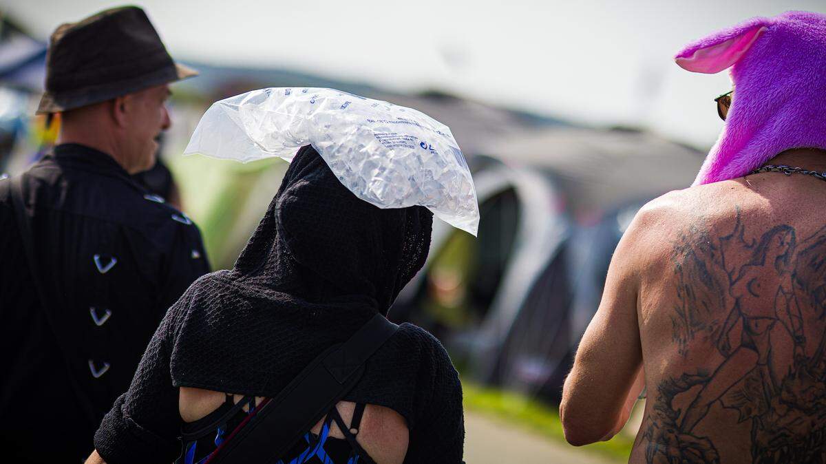 Una mujer carga una bolsa de hielo en su cabeza para tratar de aliviar el calor durante el Mera Luna Festival en Hildesheim, Alemania, el sábado 9 de agosto de 2025.
