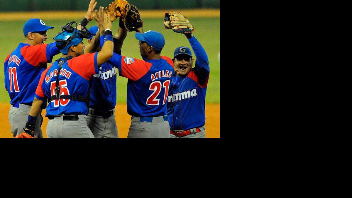 Los jugadores de Granma celebran tras vencer a Matanzas en la semifinal de pelota cubana