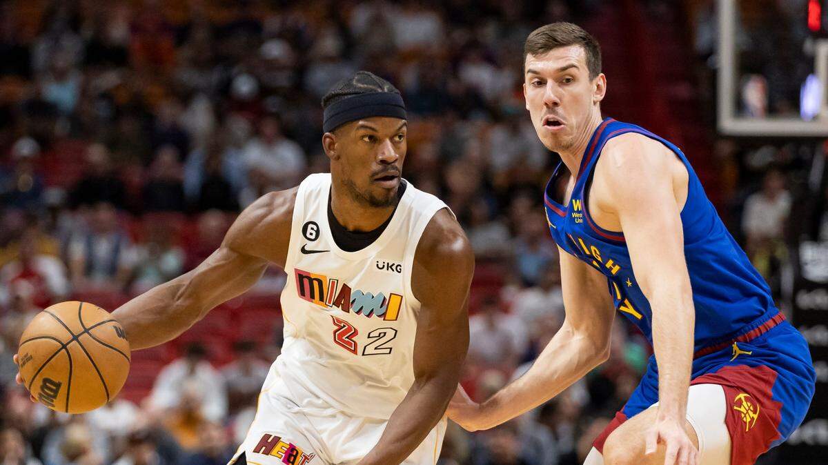 El jugador del Heat Jimmy Butler (izq.) trata de pasar la marca de Vlatko Cancar, de los Nuggets de Denver, en el partido celebrado el 13 de febrero de 2023 en Miami.