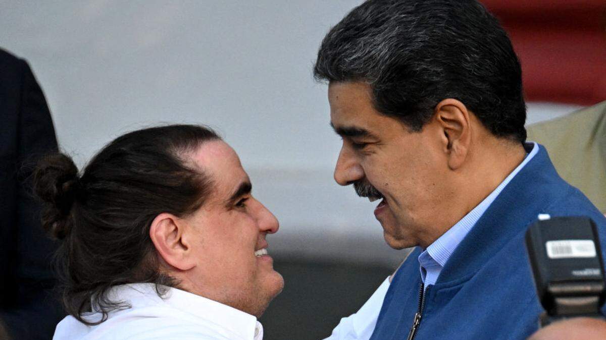 Foto de archivo que muestra al entonces gobernante de Venezuela, Nicolás Maduro (der.), recibiendo al empresario colombiano Alex Saab, tras ser liberado por Estados Unidos, el 20 de diciembre de 2023, en Caracas, Venezuela. Saab fue deportado a Miami, Estados Unidos, el sábado 16 de mayo de 2026, para enfrentar acusaciones de corrupción, entre ellas ser el testaferro de Maduro.