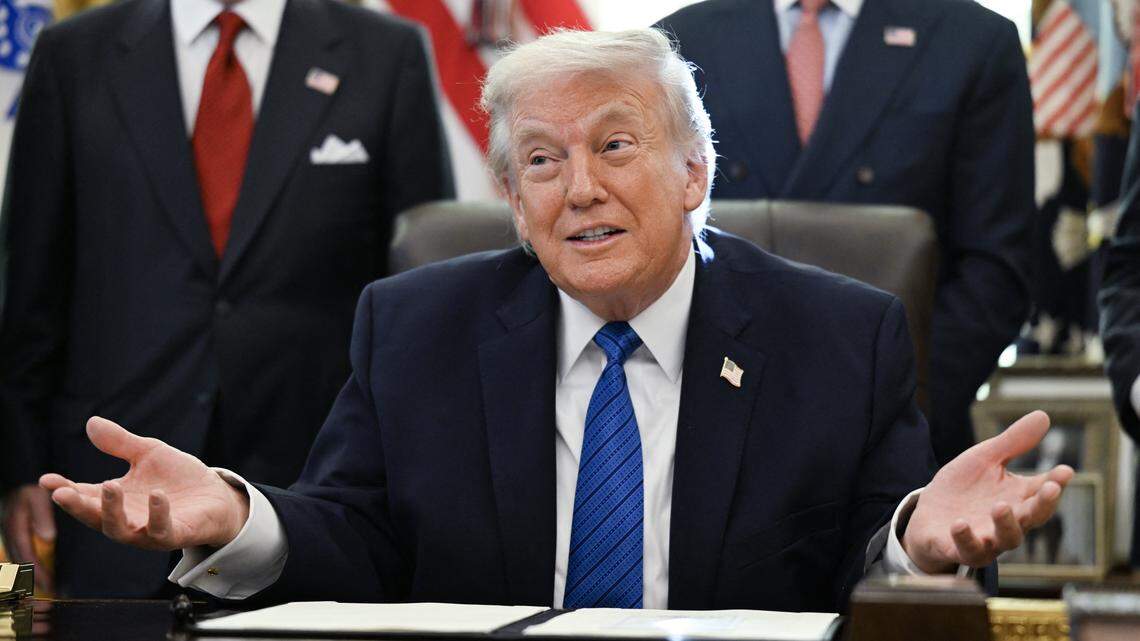 El presidente de Estados Unidos, Donald Trump, habla antes de firmar órdenes ejecutivas en el Despacho Oval de la Casa Blanca en Washington, DC, el 30 de enero de 2026.