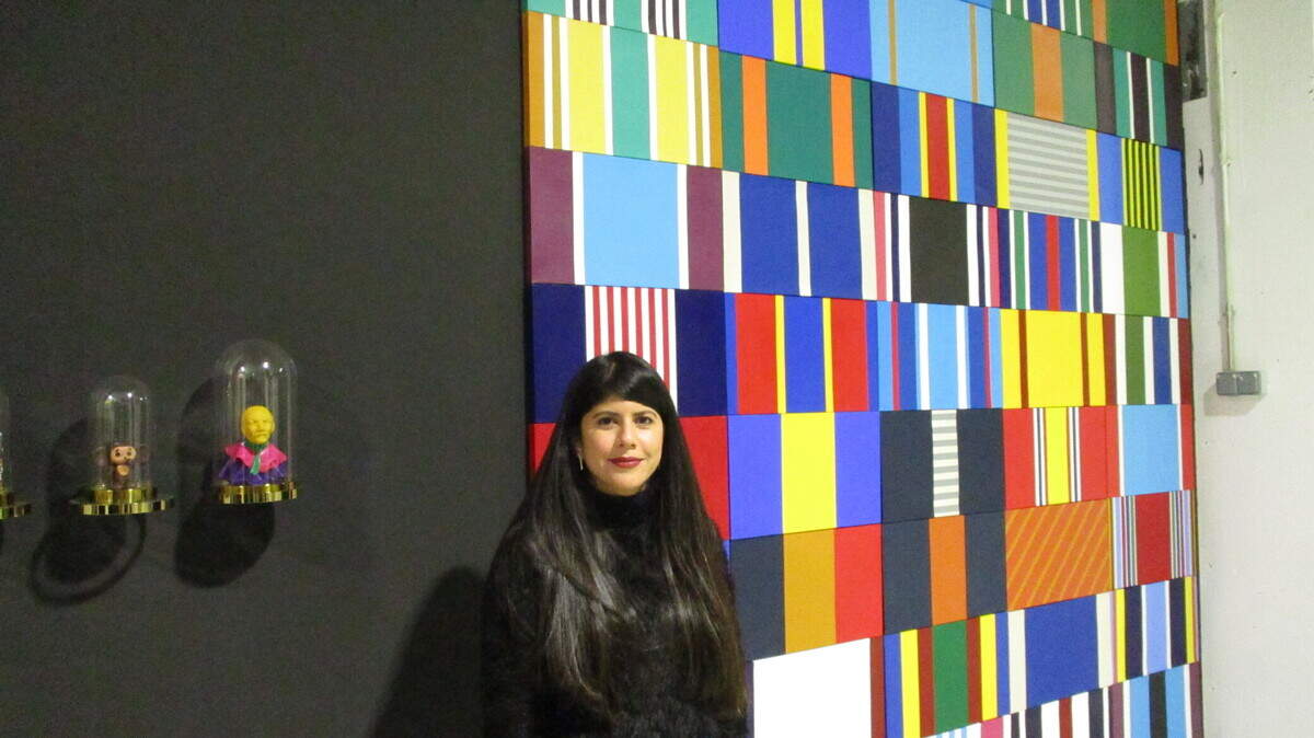 La artista Lorena Gutiérrez Camejo delante de su obra ‘Dónde están los héroes’.