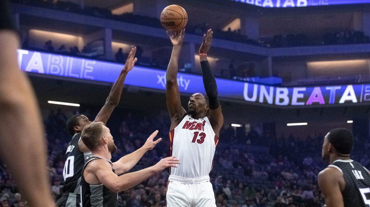 El centro del Heat Bam Adebayo tira al aro en el partido ante los Kings, el 29 de octubre de 2022 en Sacramento.