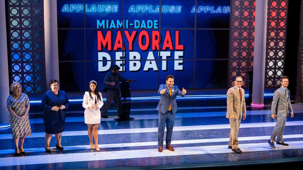 Elenco de ‘Tue Cuban Vote’ (desde la izq): Evelyn Pérez, Carmen Peláez, Marcela Paguaga, Andhy Méndez, Johathan Nichols y Kristian Bikic.