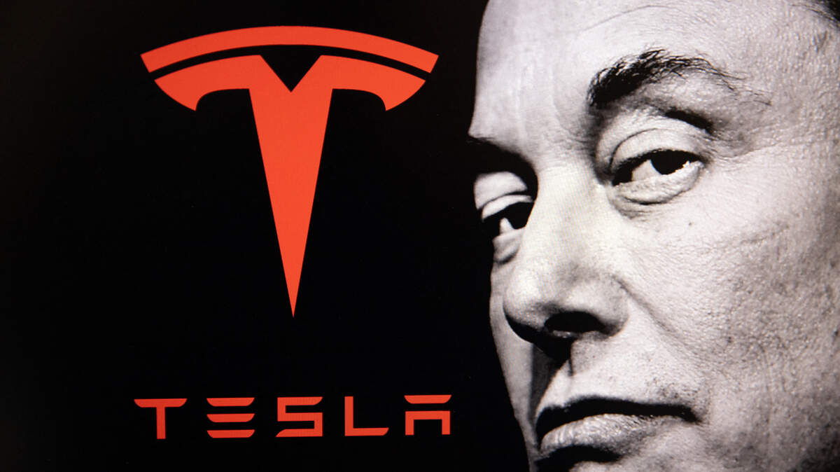 Una ilustracion muestra el retrato de Elon Musk, director ejecutivo de la compañía automotriz Tesla. El lunes Tesla le otorgó a Musk 96 millones de acciones de la compañía por un valor de $29,000 millones.