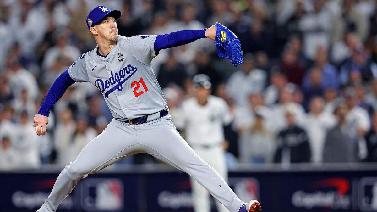 Walker Buehler lanza por los Dodgers de Los Angeles ante los Yankees, en el cuarto juego de la Serie Mundial celebrado el 30 de octubre de 2024 en Nueva York.