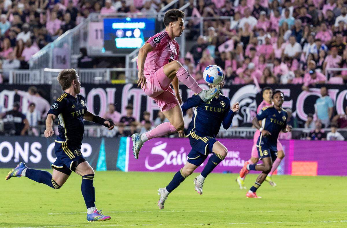 El jugador del Inter Miami Tadeo Allende (centro) trata de contolar la pelota ante la defensa de los Whitecaps de Vancouver, en el partido celebrado el 30 de abril de 2025 en el Chase Stadium en Fort Lauderdale, Florida.
