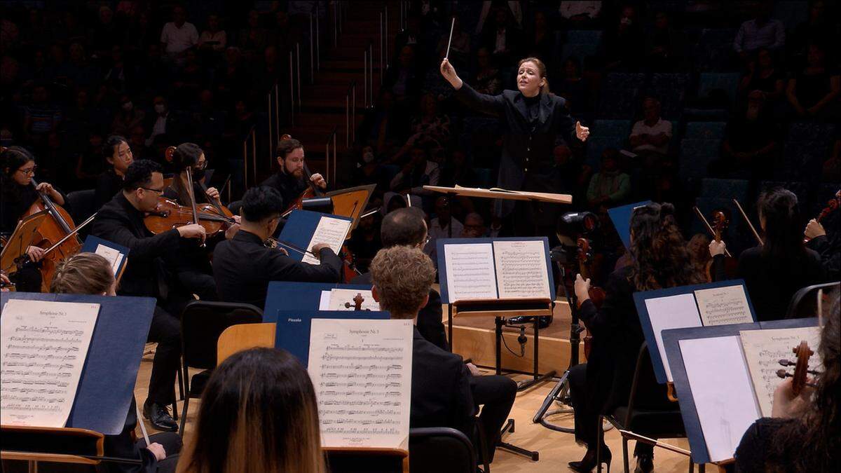 Gemma New dirige la New World Symphony.