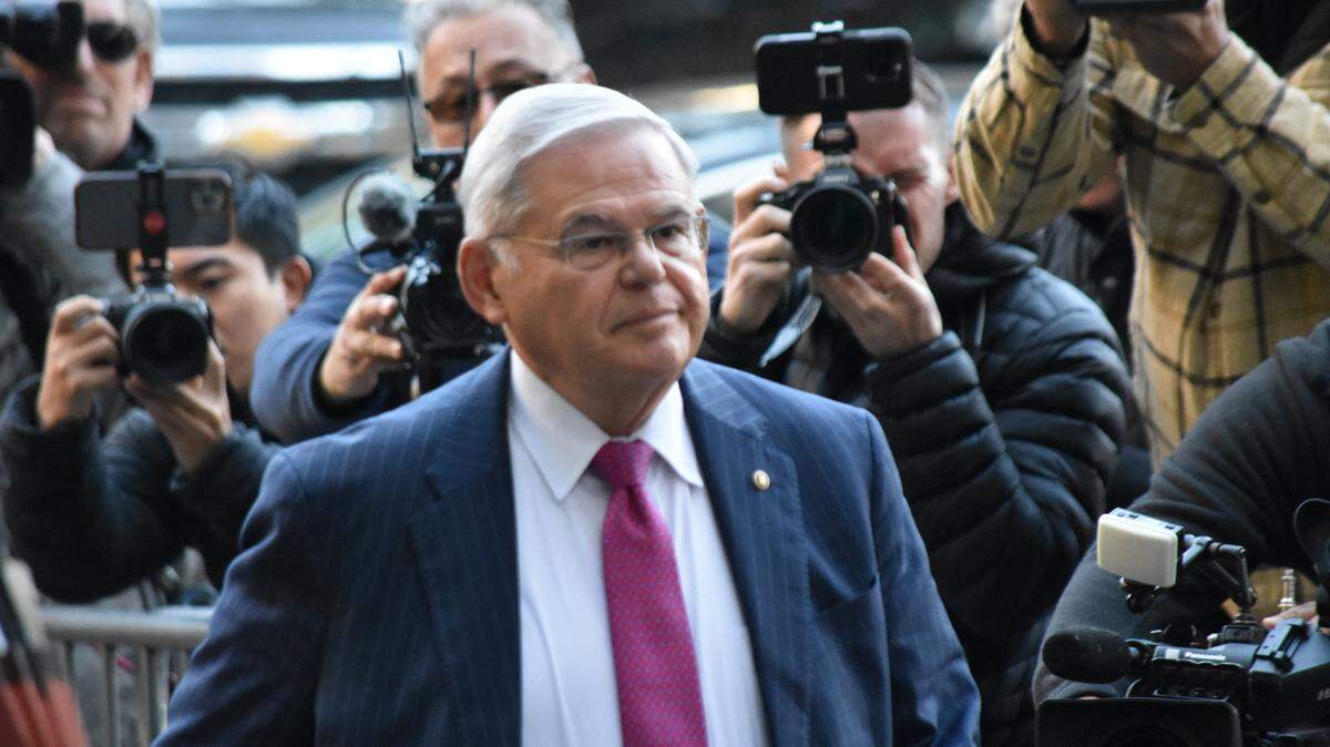 Foto de archivo que muestra al senador federal demócrata Bob Menéndez (Nueva Jersey) llegando a un tribunal federal en Manhattan, Nueva York, el 23 de octubre de 2023.