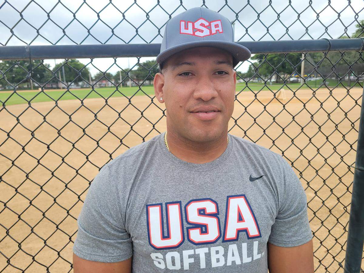 Javier Caballero llegó a este país con ganas de jugar sóftbol, pero sin imaginar que volvería a tocar el cielo de ese deporte. Cuando en el 2014 decidió abandonar unos Juegos Centroamericanos en México, su meta principal era ayudar a su familia y practicar el deporte que siempre ha amado sin muchas pretensiones.