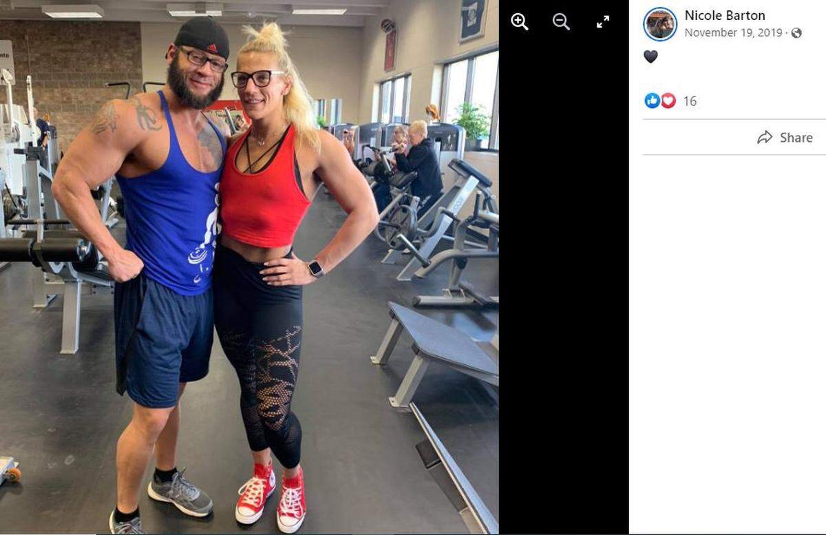 Zachary Barton y su esposa Nicole Barton en noviembre de 2019. Este es el tipo de publicación en las redes sociales que los investigadores recopilaron desde julio de 2019 hasta junio de 2021 que muestra que Barton no era el veterano de combate discapacitado que decía ser.