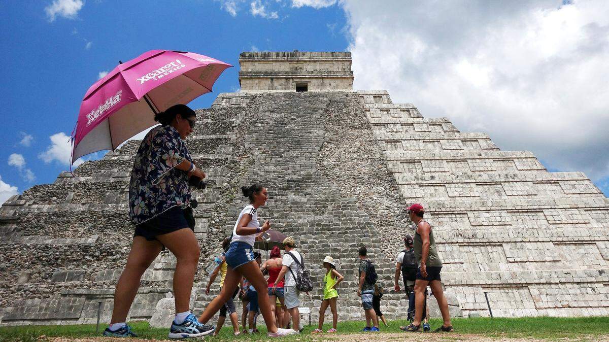 Turistas visitan el sitio arqueológico maya de Chichén Itzá, con el El Castillo como una de las principales atracciones, cerca de Mérida, México, en esta foto de archivo del 22 de julio de 2016.