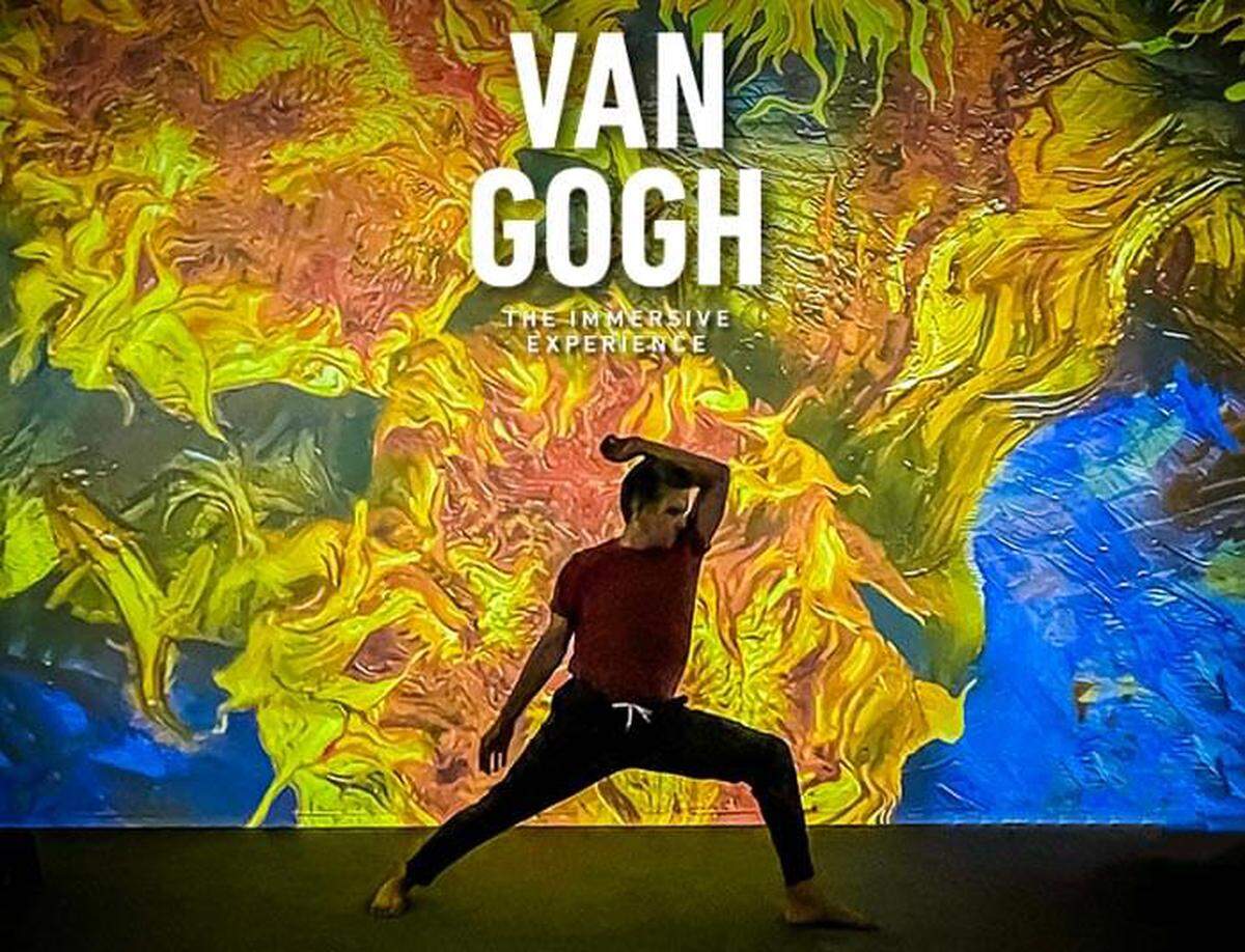 Clase de yoga y obras de arte de Van Gogh en el Olimpia Theater.