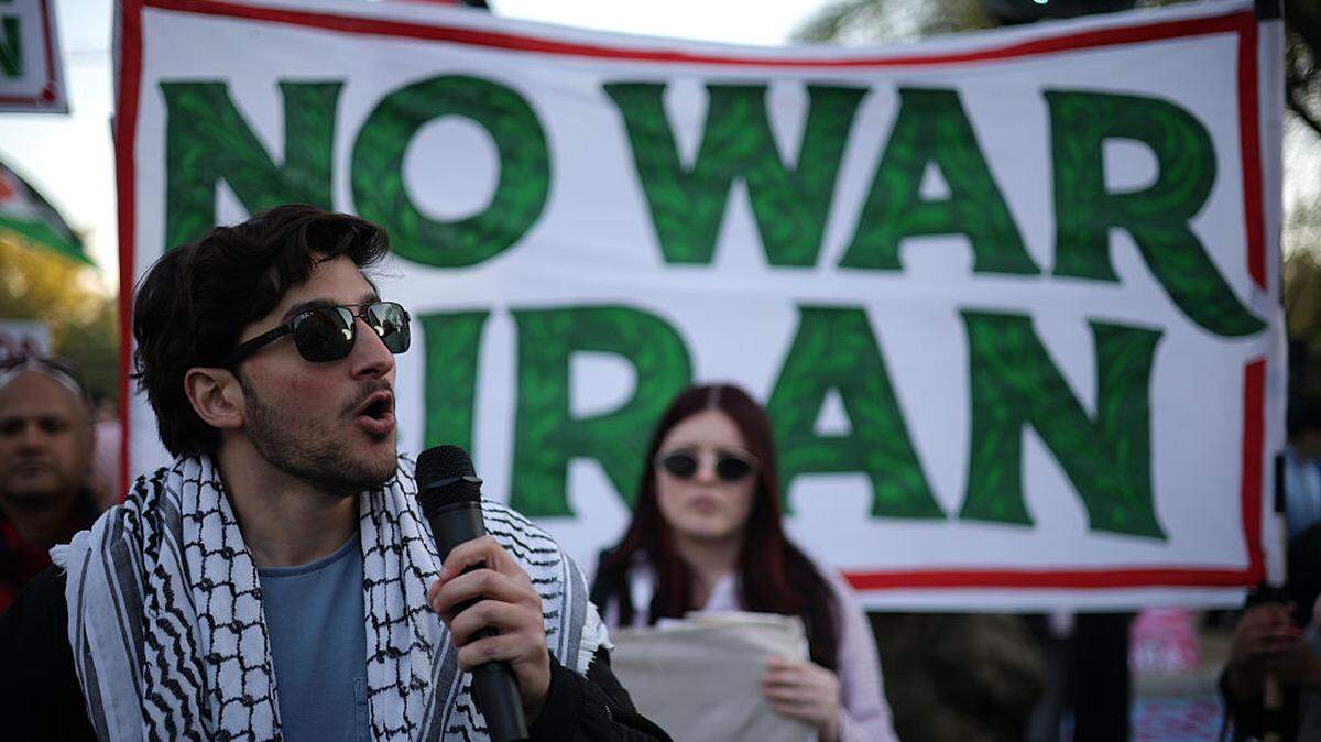 Un manifestante antibélico habla cerca de la Casa Blanca para protestar contra la guerra en Irán el martes, 7 de abril de 2026, en Washington, D.C.