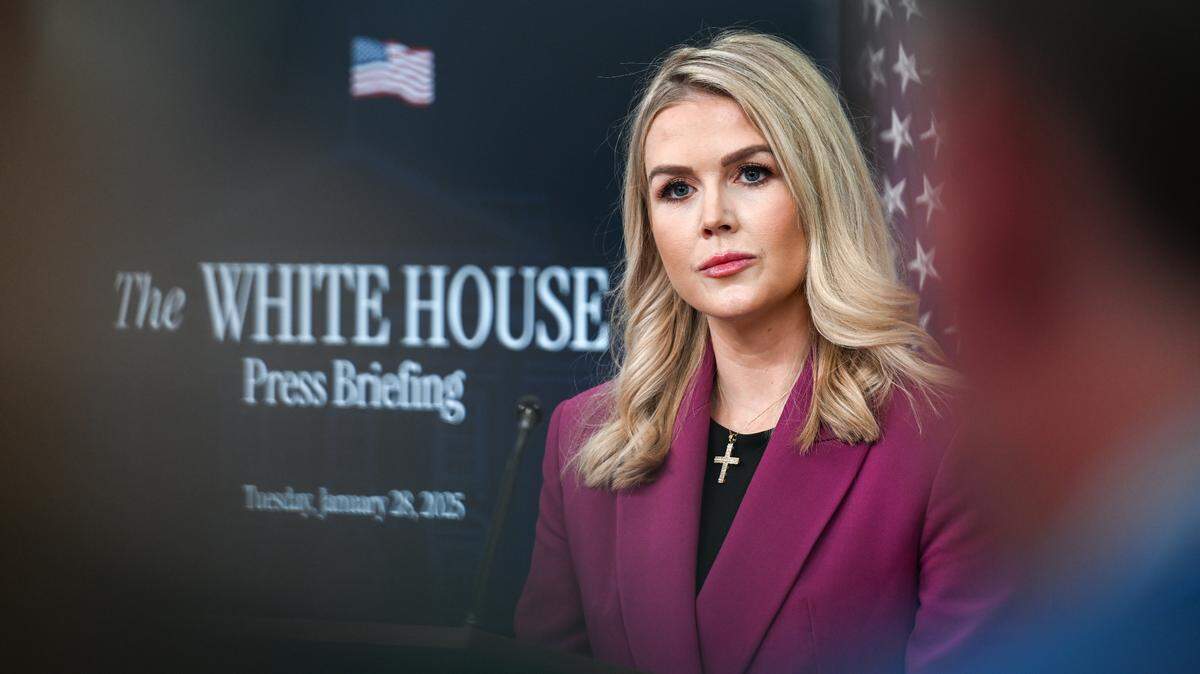 La secretaria de prensa de la Casa Blanca, Karoline Leavitt, en la primera rueda de prensa de la nueva administración de Trump en la Sala de Prensa James S. Brady de la Casa Blanca en Washington, D.C., el martes 28 de enero de 2025.