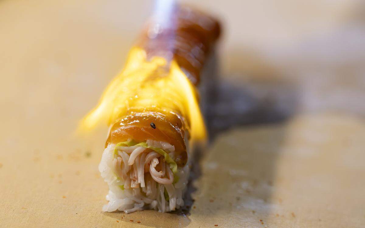 El chef Pedro Barahona prepara un rollo de sake aburi en Pubbelly Sushi.