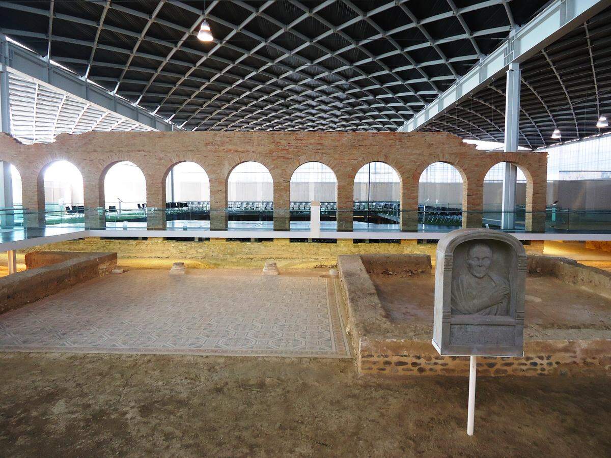 Villa de Olmeda constituye el hallazgo del yacimiento más importante del Bajo Imperio romano (s. IV d.C.) de la península ibérica.