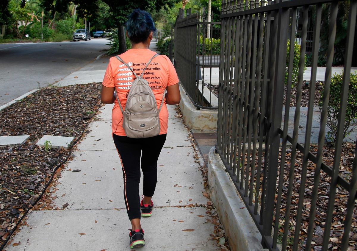 María, quien no puede votar, ha tocado decenas de puertas en barrios de Miami, pidiendo a las personas que si pueden que acudan a las urnas.