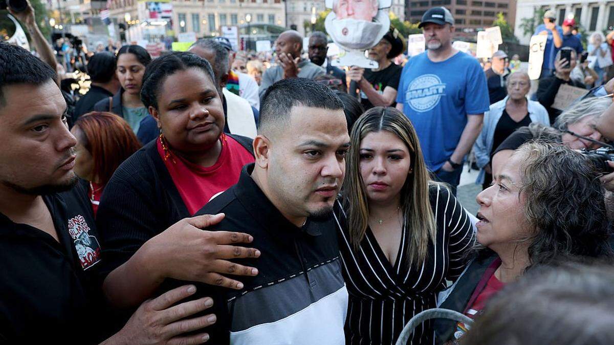 BALTIMORE, MARYLAND - AUGUST 25: Surrounded by reporters, Kilmar Abrego Garcia and his wife Jennifer Vasquez Sura enter a U.S. Immigration and Customs Enforcement (ICE) field office on August 25, 2025 in Baltimore, Maryland. The U.S. Government is threatening to deport Garcia, a Maryland construction worker from El Salvador, to Uganda after he rejected a plea deal to be charged with Human Smuggling and deported to Costa Rica. Earlier this year Garcia was wrongfully deported to a notorious anti-terrorism prison CECOT in El Salvador. (Photo by Anna Moneymaker/Getty Images)
