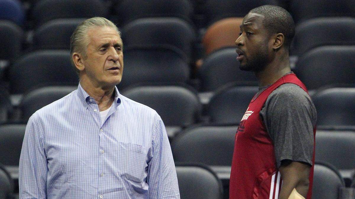 El presidente del Heat Pat Riley (izq.) habla con su capitán Dwyane Wade (der.) el 12 de junio del 2013 , en el At&t Center en San Antonio en la práctica previa al Juego 4 de las Finales de la NBA.
