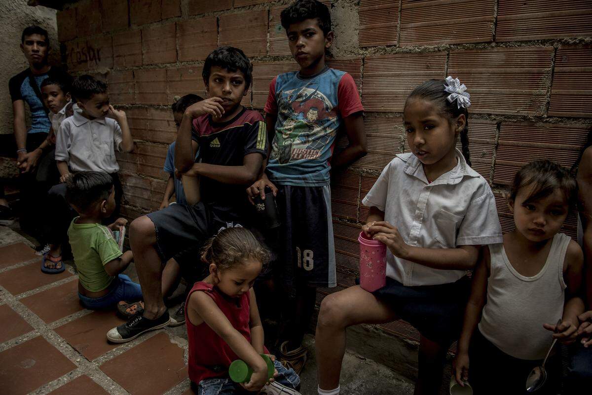 Niños en un comedor popular patrocinado por la oposición en La Vega, una zona de clase trabajadora en Caracas, Venezuela, en una imagen del 5 de febrero del 2019. Líderes venezolanos dicen que se están preparando para entregar decenas de millones de dólares en alimentos y medicinas donados para aliviar la gran escasez.