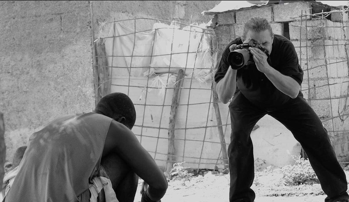 Humberto Castro tomando fotos en Haití para su proyecto Tracing.