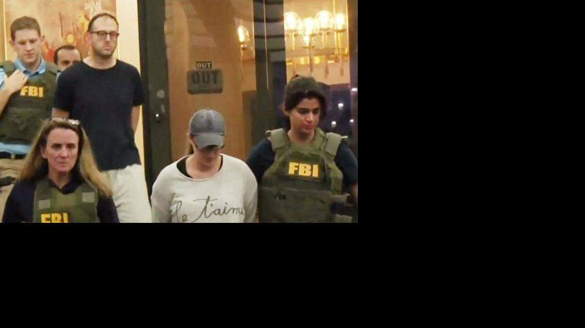 Yechezkel y Tamar Nissenbaum son arrestados por el FBI. Cortesía CBS4