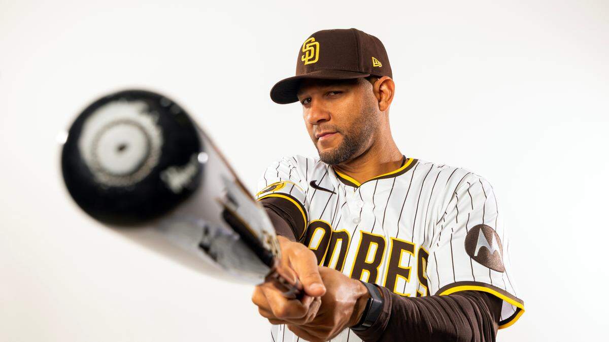 Cuando muchos pensaban que había llegado la hora de colgar los spikes, Yuli Gurriel vuelve a sorprender: está entrenando como jardinero izquierdo.