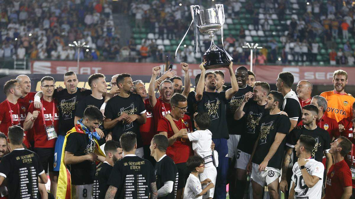 Los jugadores del Valencia levanta la Copa del Rey acabada de conquistar con su triunfo ante el Barcelona este sábado en Sevilla.