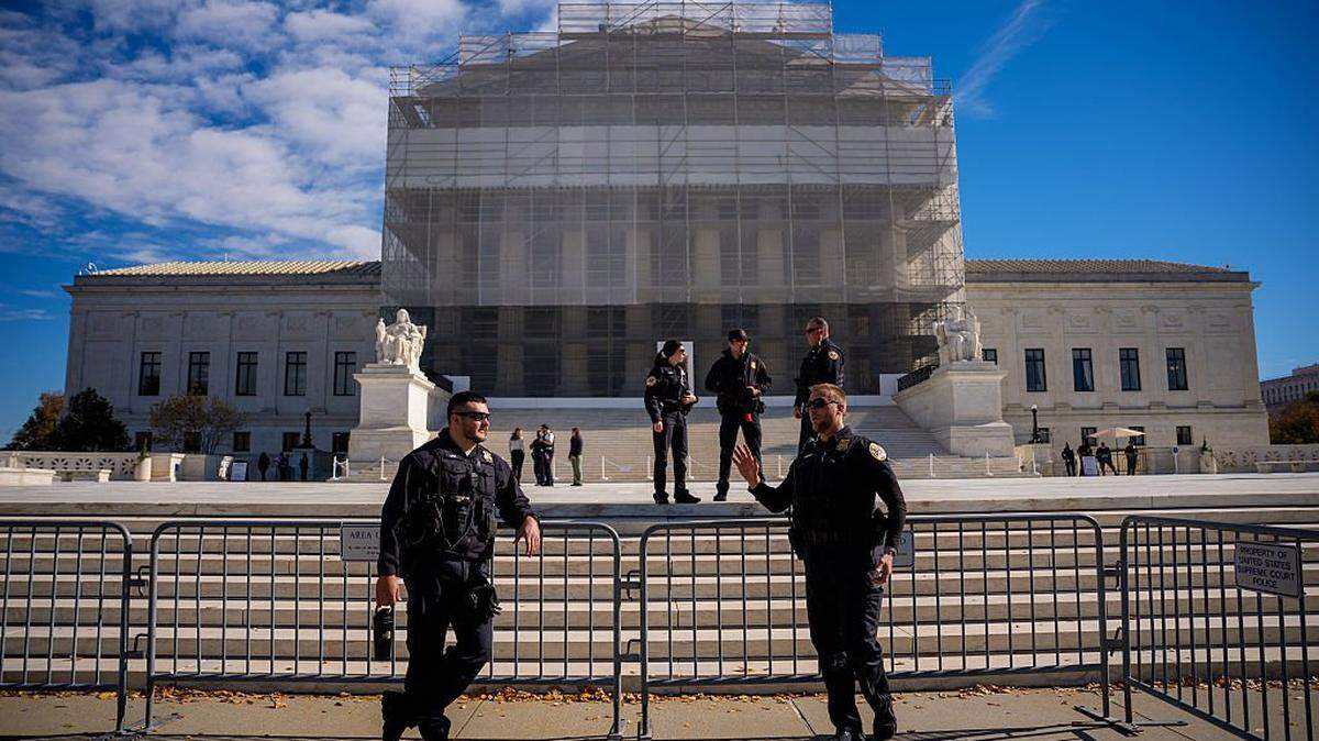 WASHINGTON, DC - NOVEMBER 5: Police officers stand guard outside the Supreme Court on November 5, 2025 in Washington, DC. The high court is hearing arguments on the legality of the Trump Administration's tariffs. (Photo by Andrew Harnik/Getty Images)