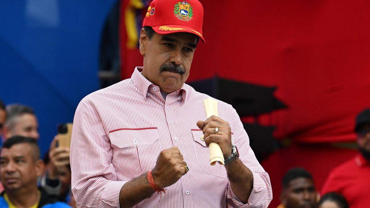 TOPSHOT - Venezuela's President Nicolas Maduro dances during a rally in Caracas on December 1, 2025. Venezuela does not want "a slave's peace," President Nicolas Maduro told thousands of supporters during a rally, referring to a US military deployment he said has been "testing" his country for 22 weeks. (Photo by Juan BARRETO / AFP via Getty Images)