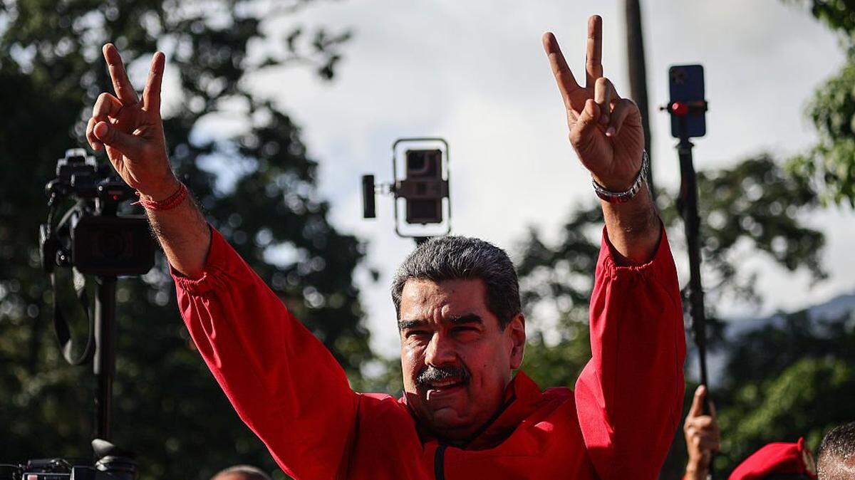 CARACAS, VENEZUELA - OCTOBER 12: President NicolÃ(degrees)s Maduro of Venezuela greets his supporters during a rally to commemorate Indigenous Resistance Day on October 12, 2025 in Caracas, Venezuela. (Photo by Jesus Vargas/Getty Images)