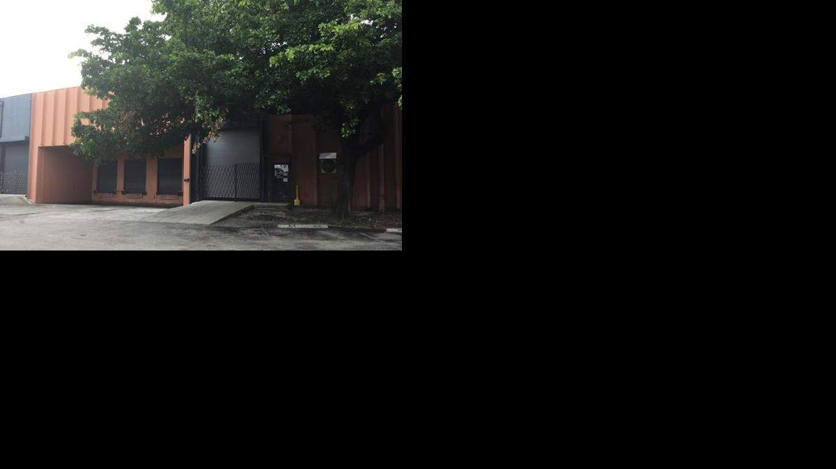 El hombre estaba trabajando en el almacén, localizado en la calle 8 del suroeste, cuando sucedió el accidente.
