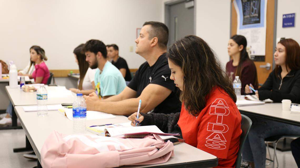 El Miami Dade College ofrece cursos y certificaciones que pueden hacerse en un corto tiempo y que permite a los graduados trabajar en empleos en demanda, en educación, salud y tecnología. Muchos de estos cursos pueden hacerse en español y son perfectos para inmigrantes que tienen título y experiencia de su país.