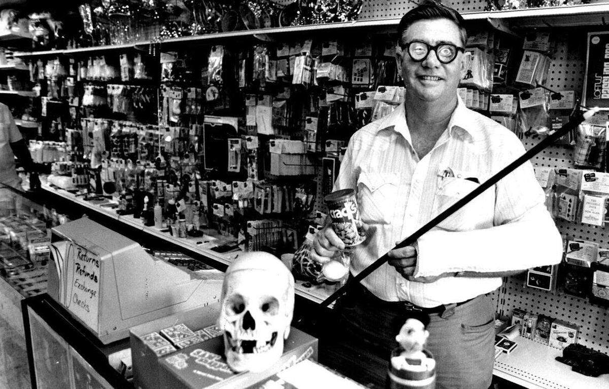 Esteban Torres, quien fundó La Casa de los Trucos junto con su esposa, en la tienda en la década de 1980.