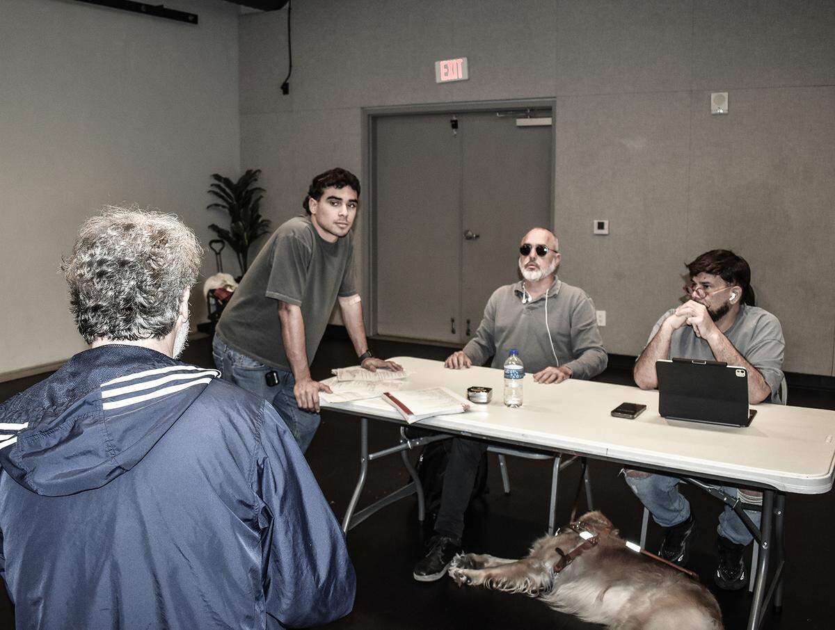 Juan David Ferrer (de espaldas), Roly Guardado, José Manuel Domínguez y Alex Negrón durante el trabajo de mesa de la obra “Alita de mosca” de Rafael Nofal, bajo la dirección de José Manuel Domínguez y producción de Antihéroes Project.