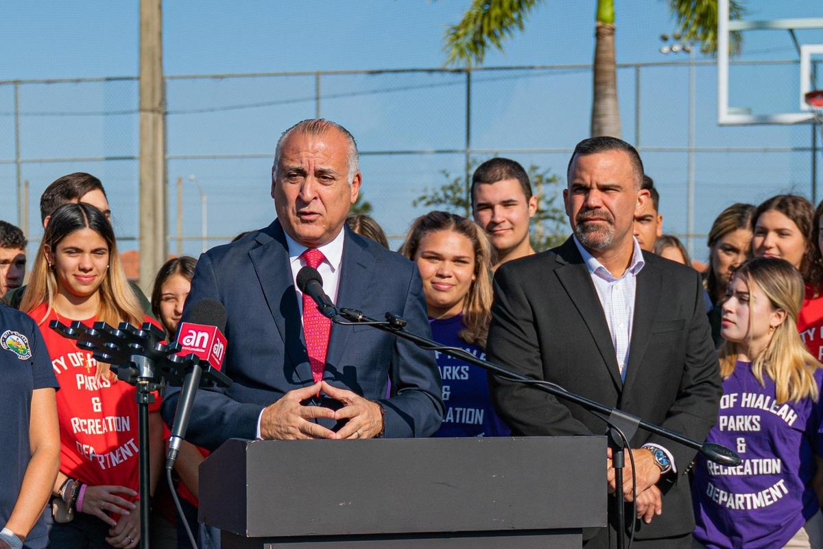 El alcalde de Hialeah, Esteban Bovo Jr., habla durante una rueda de prensa en el Slade Park sobre los nuevos horarios de los parques en la ciudad, este lunes 5 de diciembre de 2022.