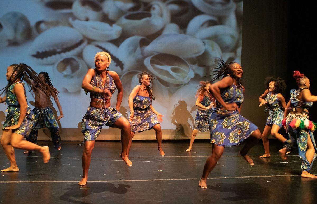 Los bailarines de Delou Africa Dance Ensemble. 