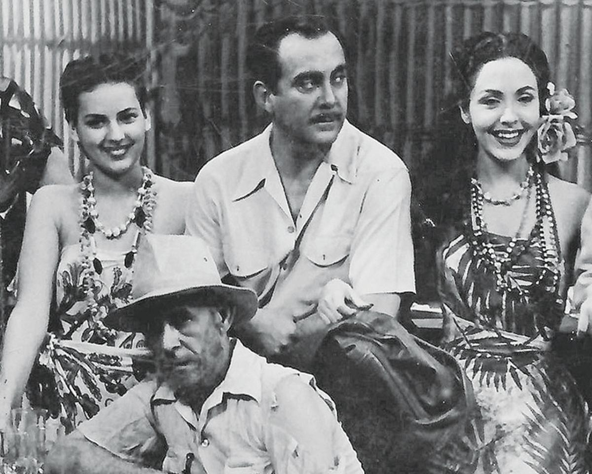 María del Carmen Villanueva (izq.) en la época que compartió en la televisión cubana con importantes actores como Enrique Santiestebán y Gina Cabrera.