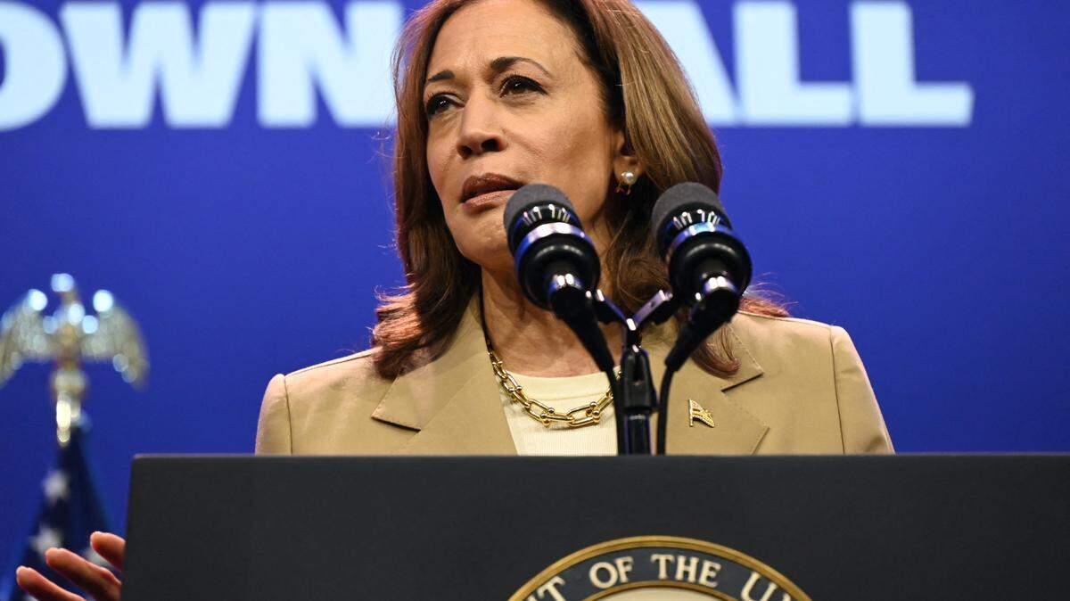 La vicepresidenta de los Estados Unidos, Kamala Harris, pronuncia comentarios sobre el Proyecto 2025, la Corte Suprema de los Estados Unidos y la carrera por la presidencia de los Estados Unidos de 2024 en el Ayuntamiento sobre el voto estadounidense de asiáticos e isleños del Pacífico de 2024 en Filadelfia, Pensilvania, Estados Unidos el 13 de julio de 2024. 