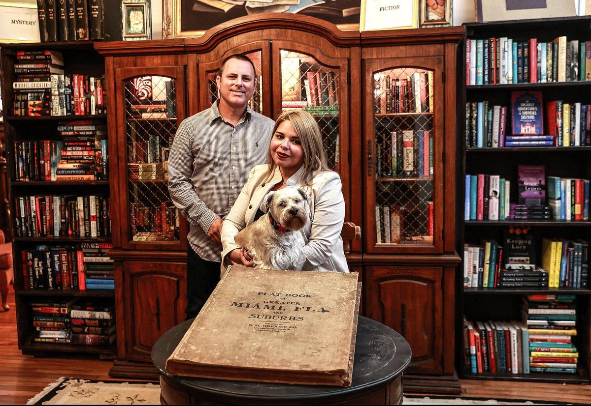 Patricia Medina y Jesús Castellat, dueños de Sweet Haven Book Store, una nueva librería en Cauley Square, al sur de Miami-Dade, que ofrece libros en español y en inglés en un ambiente de naturaleza y relajado.